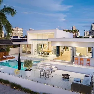  Holiday home Capri Executive Waterfront - 5 Bedrooms - Heated Pool And